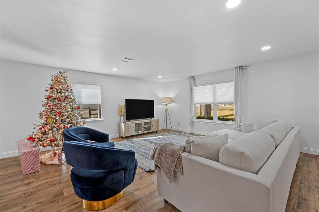 9806 Parkford Drive Property Photo 8