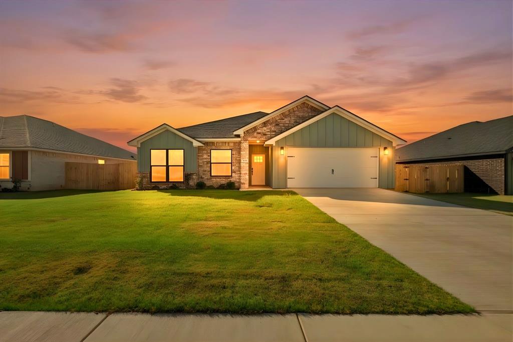 16529 Crossing Circle Property Photo 3