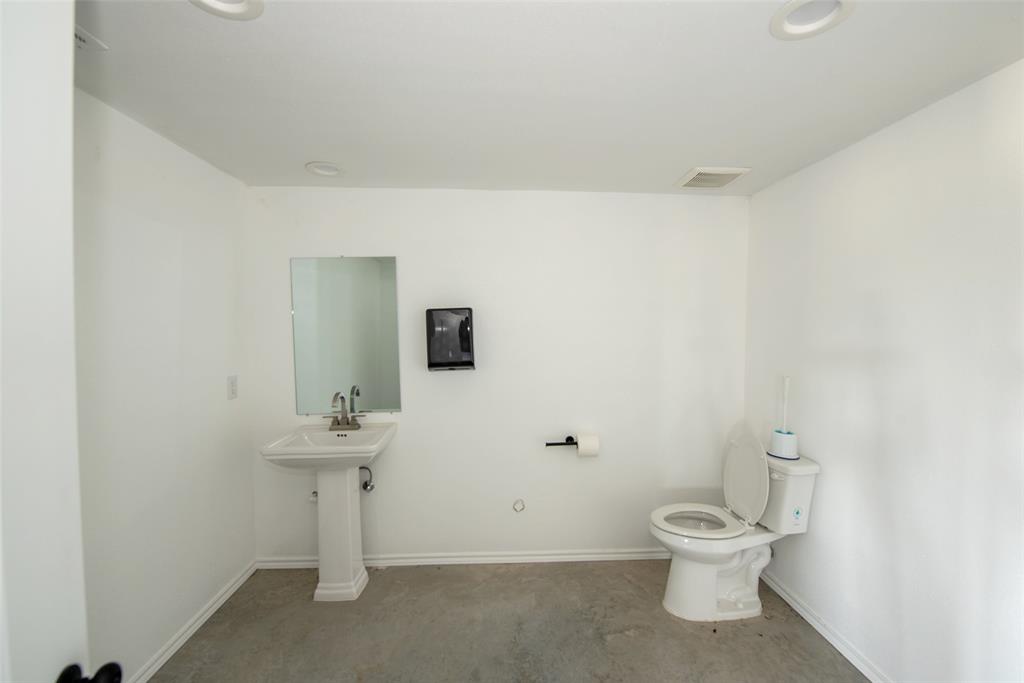 440 I-30 Property Photo 21