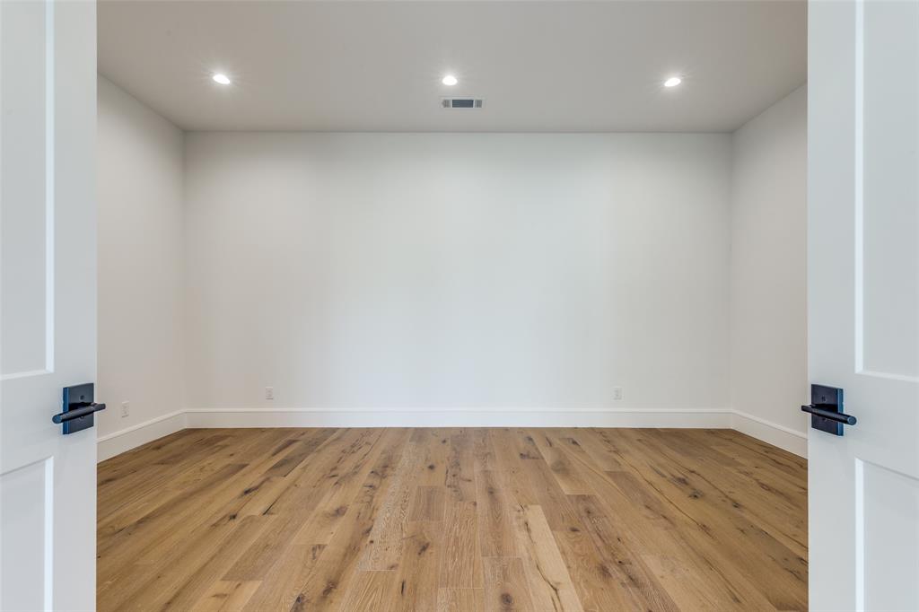 5819 Del Roy Drive Property Photo 15
