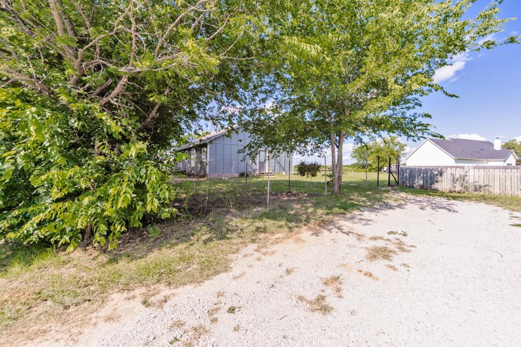 709 W Live Oak Street Property Photo 3