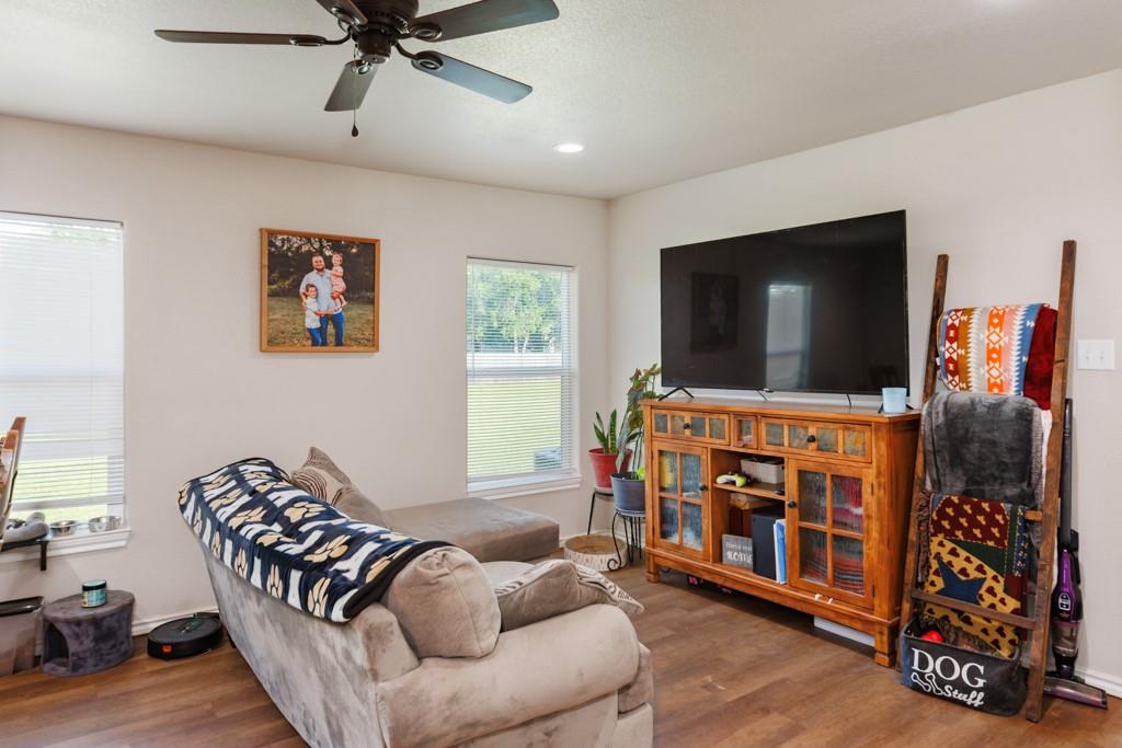 709 W Live Oak Street Property Photo 4