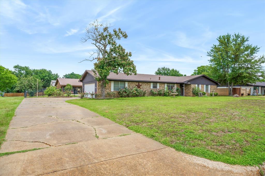 599 S Oak Street Property Photo 4