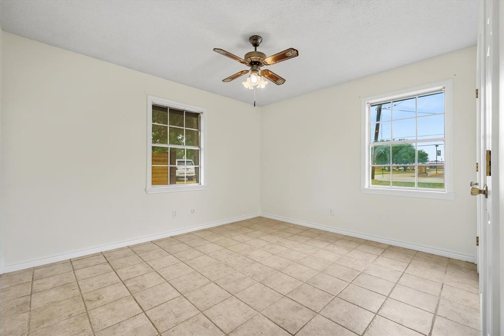 599 S Oak Street Property Photo 11