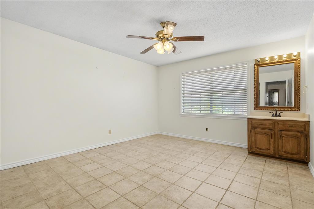 599 S Oak Street Property Photo 16