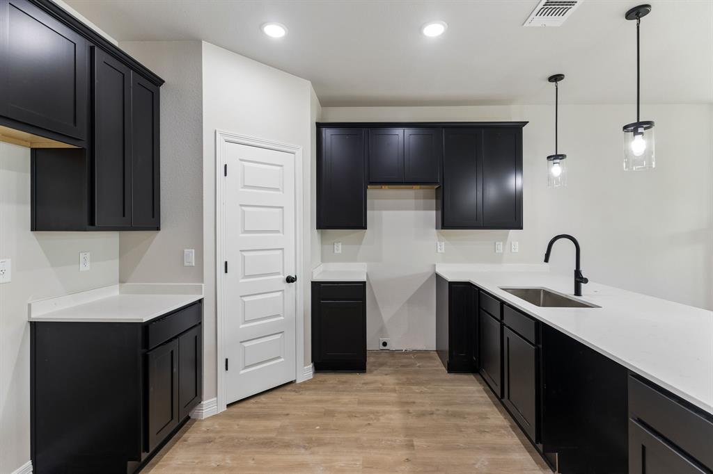 1307 Lone Pine Way Property Photo 13
