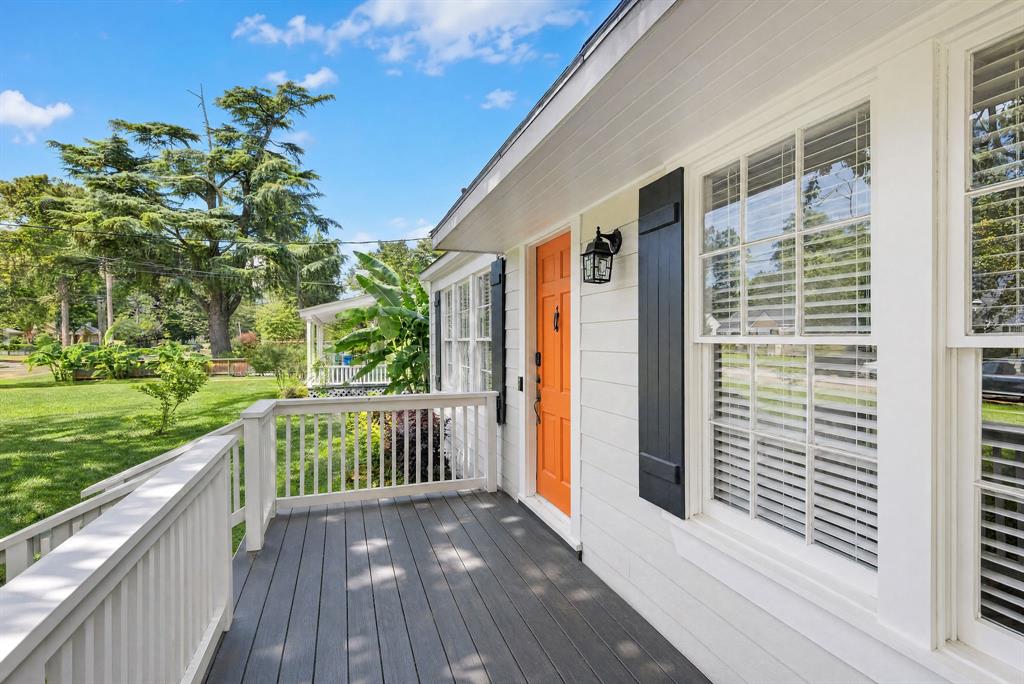 424 Albany Avenue Property Photo 4