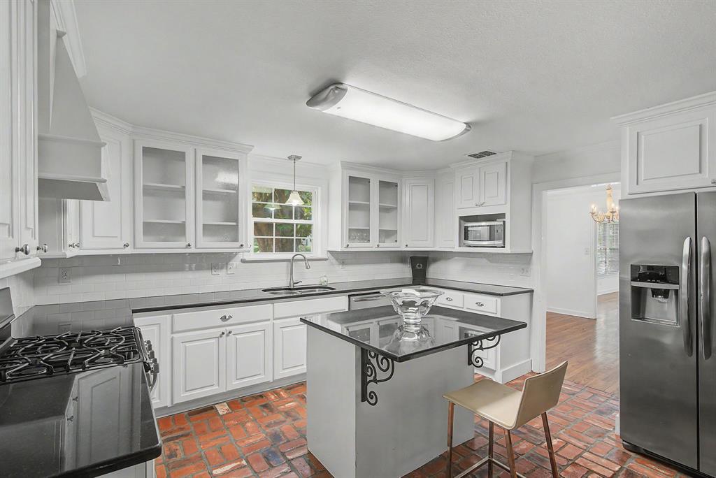 424 Albany Avenue Property Photo 9