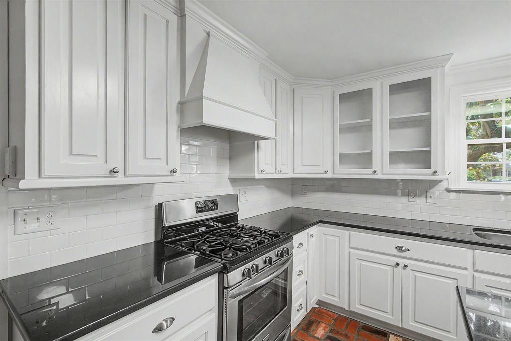 424 Albany Avenue Property Photo 10