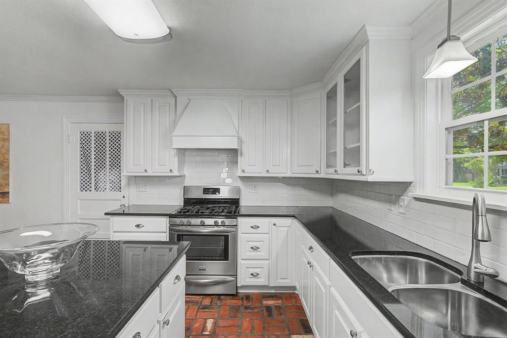 424 Albany Avenue Property Photo 11