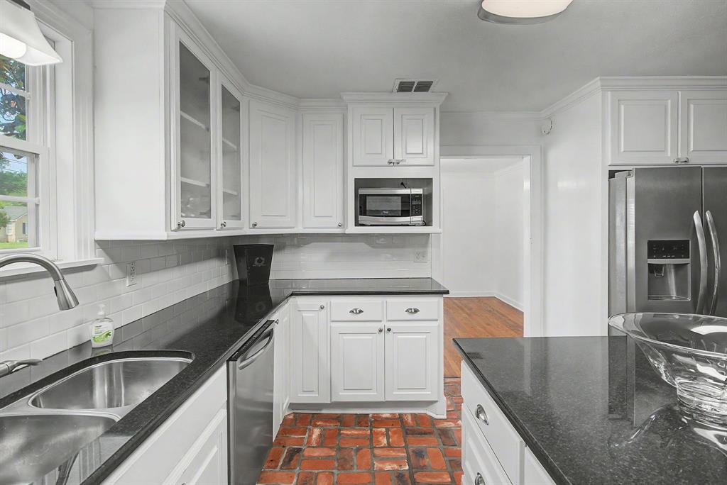424 Albany Avenue Property Photo 12