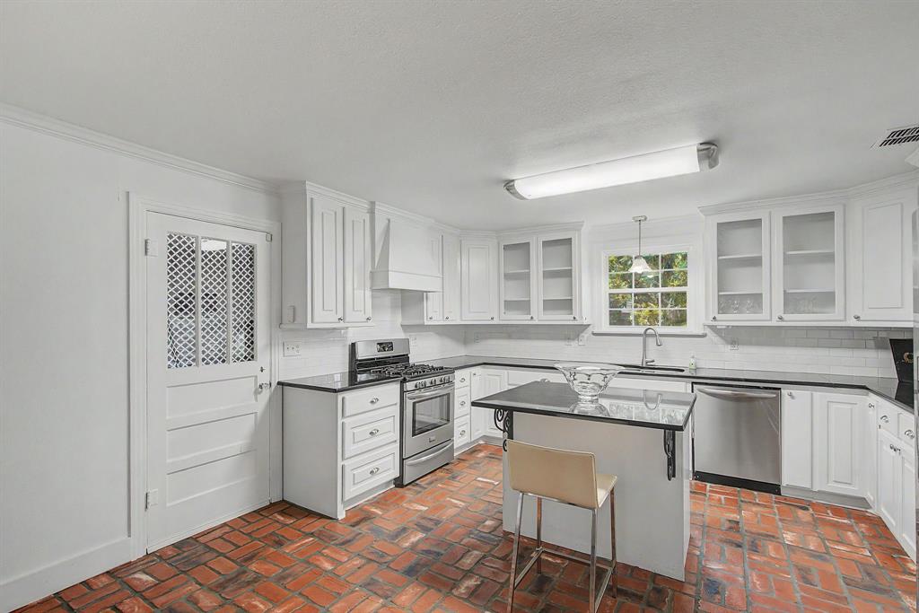 424 Albany Avenue Property Photo 13
