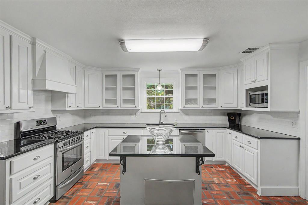 424 Albany Avenue Property Photo 14