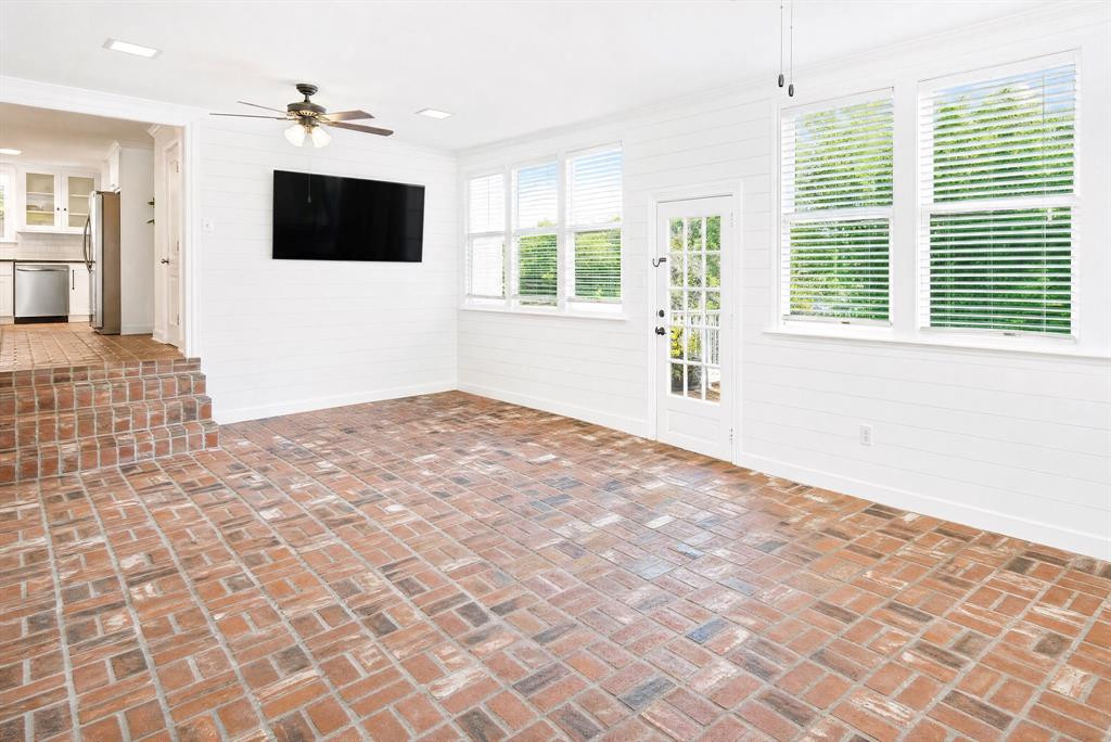 424 Albany Avenue Property Photo 18