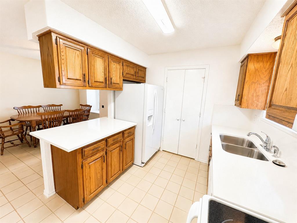 320 Crooked Lane Property Photo 5