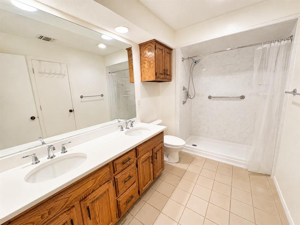 320 Crooked Lane Property Photo 12