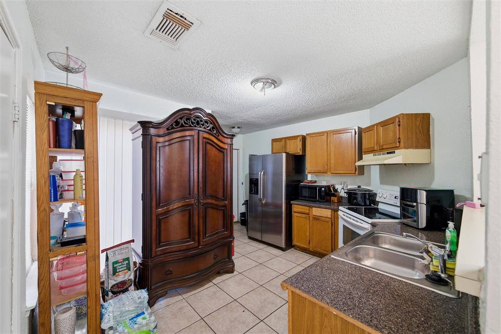 10464 Woodleaf Drive Property Photo 5
