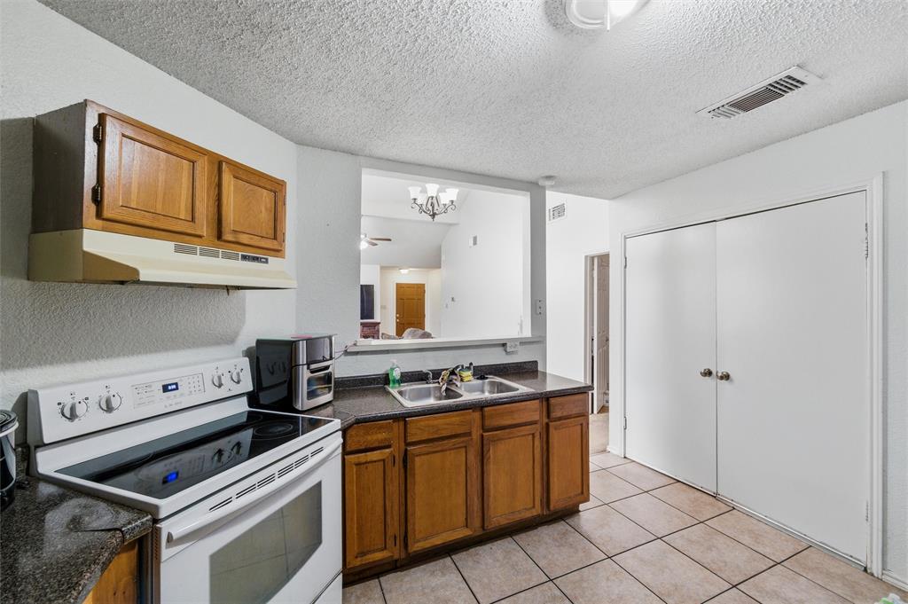 10464 Woodleaf Drive Property Photo 6