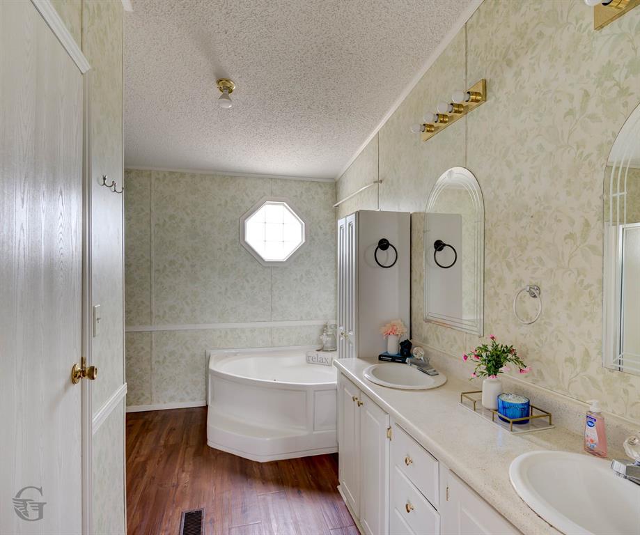 6935 Rosewood Oak Drive Property Photo 16