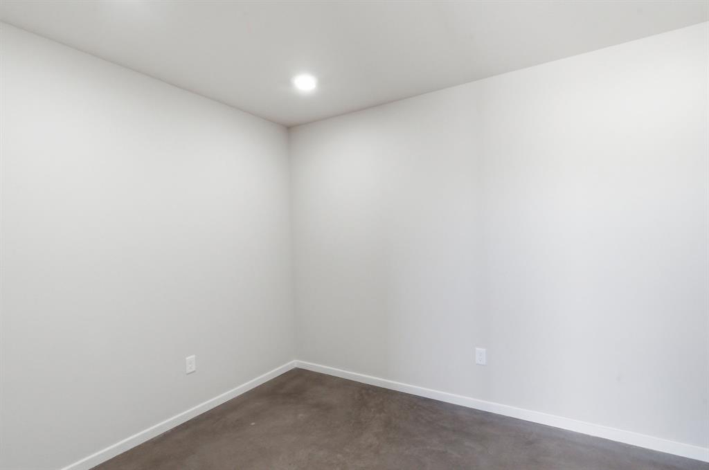1726 N Main Property Photo 6