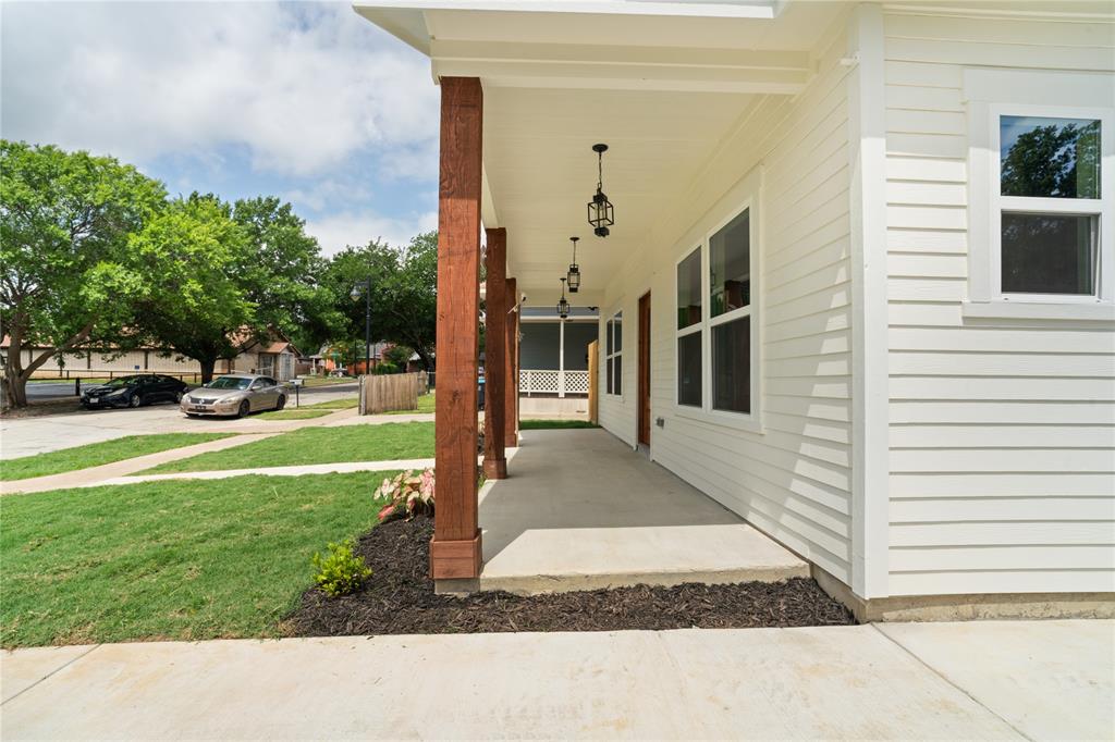 1015 Stella Street Property Photo 5