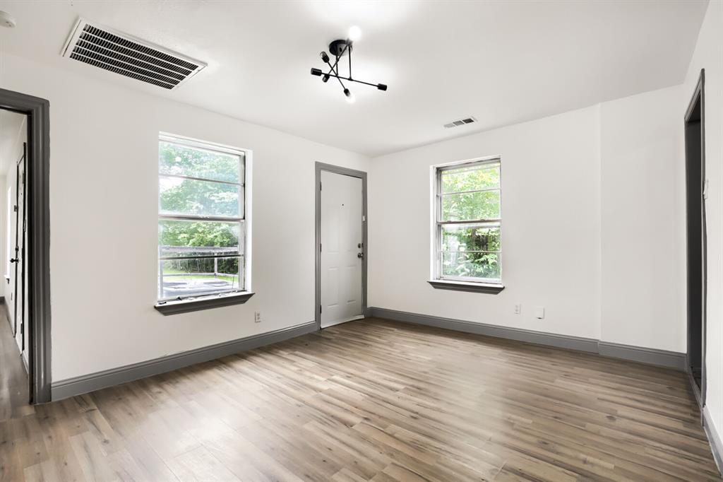 326 E Holley Street Property Photo 6