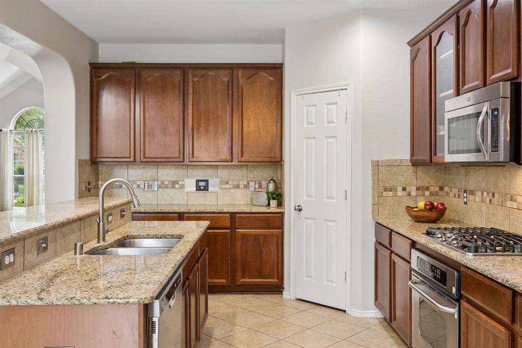 9004 Regal Oaks Drive Property Photo 10