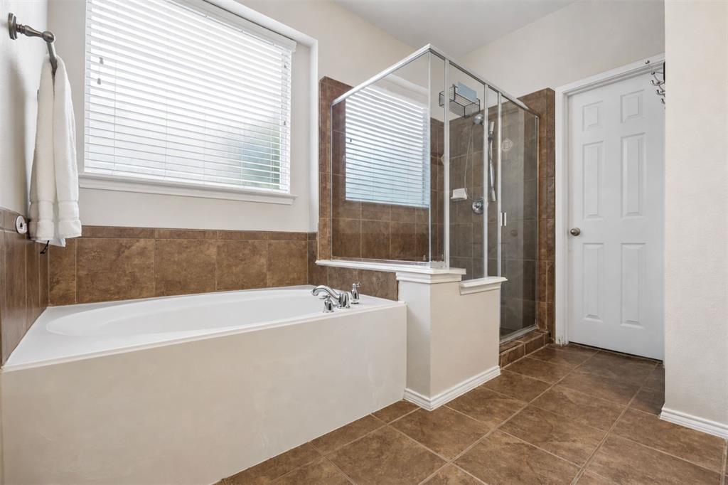 9004 Regal Oaks Drive Property Photo 16