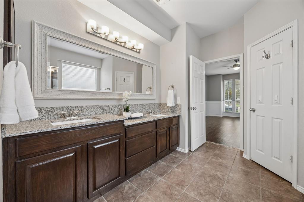 9004 Regal Oaks Drive Property Photo 17