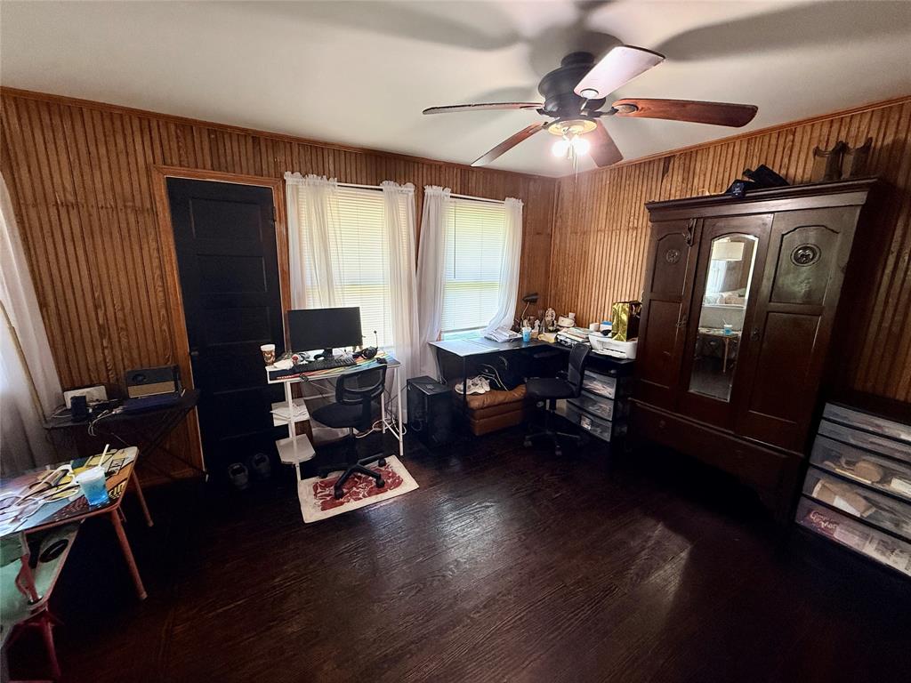 922 Plum Street Property Photo 3