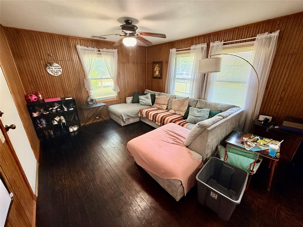 922 Plum Street Property Photo 4