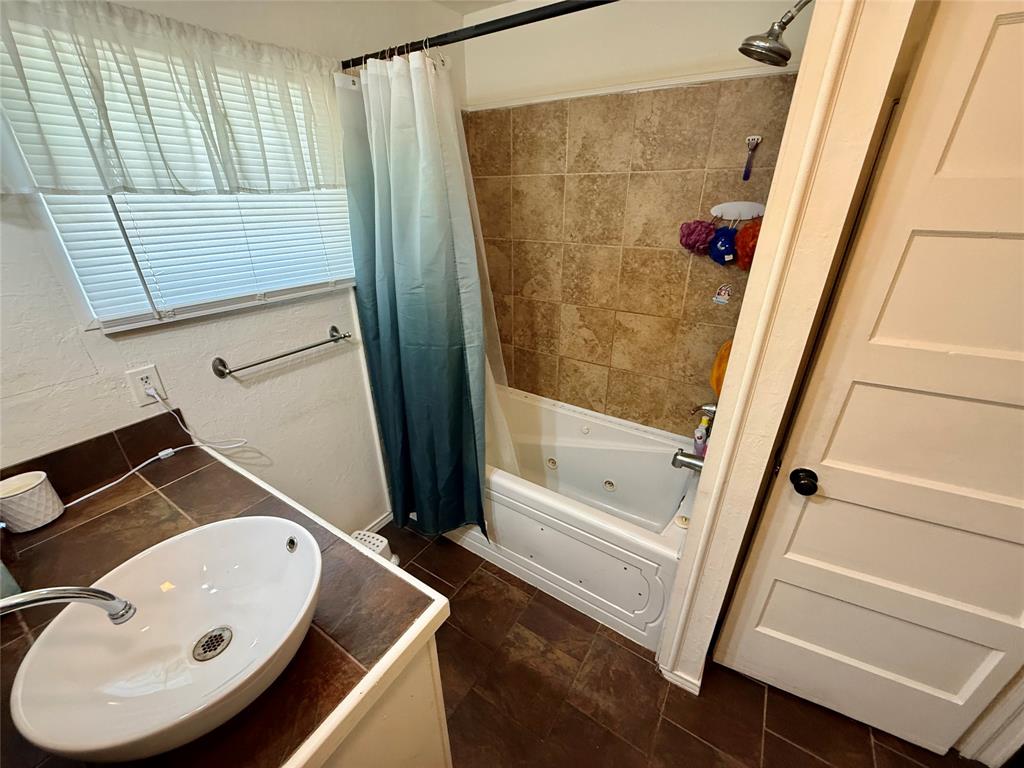 922 Plum Street Property Photo 8