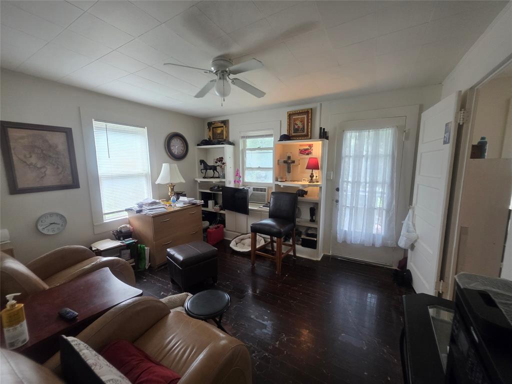 922 Plum Street Property Photo 28