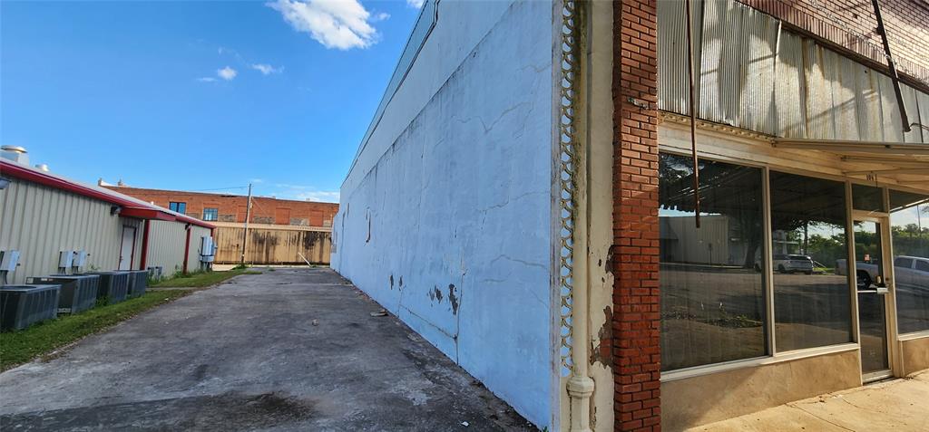 108 E Commerce Property Photo 3