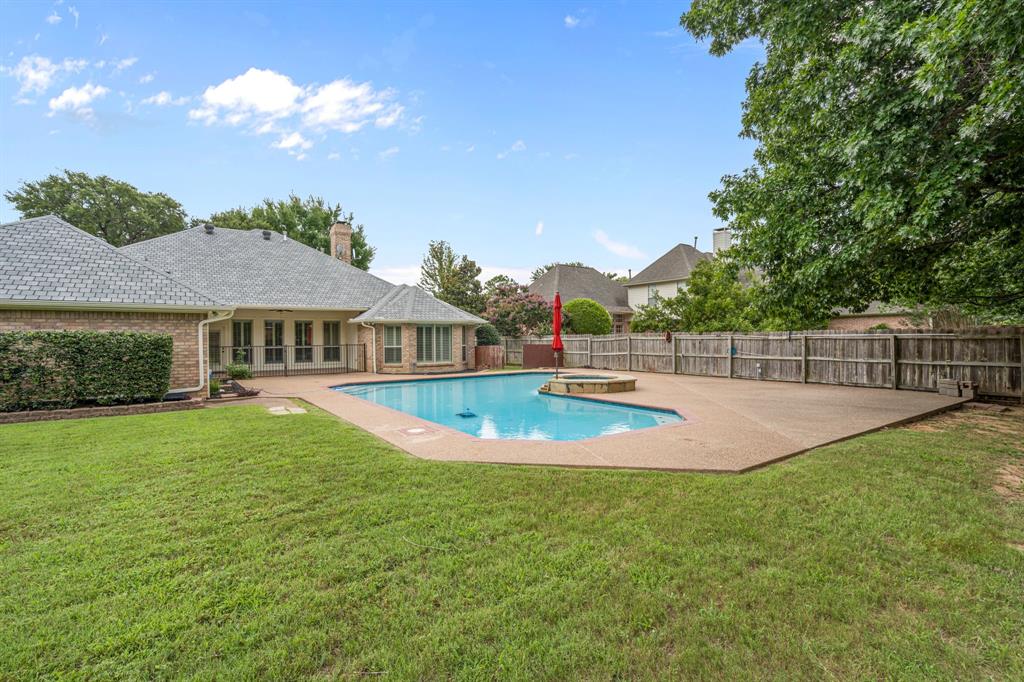 308 Southridge Lakes Parkway Property Photo 3