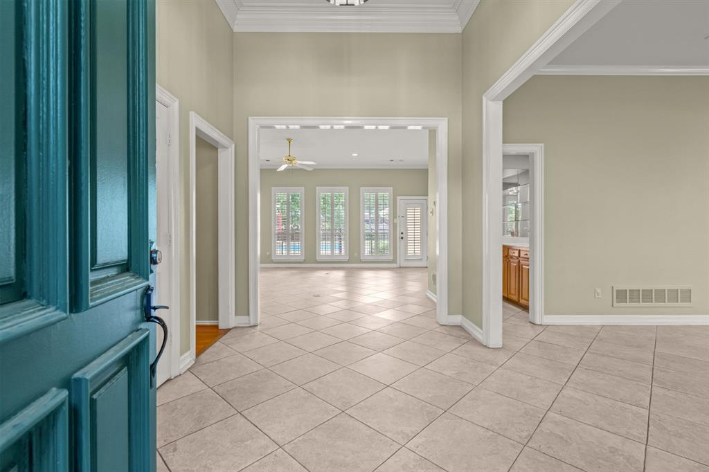 308 Southridge Lakes Parkway Property Photo 5