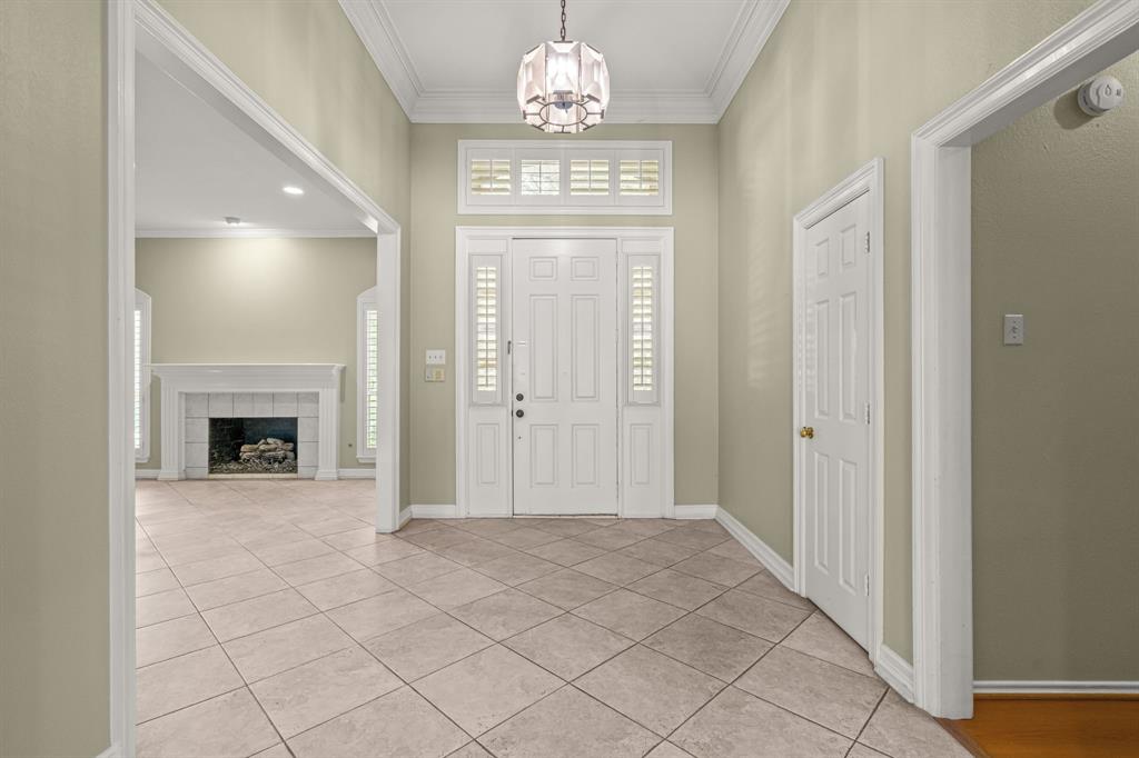 308 Southridge Lakes Parkway Property Photo 6