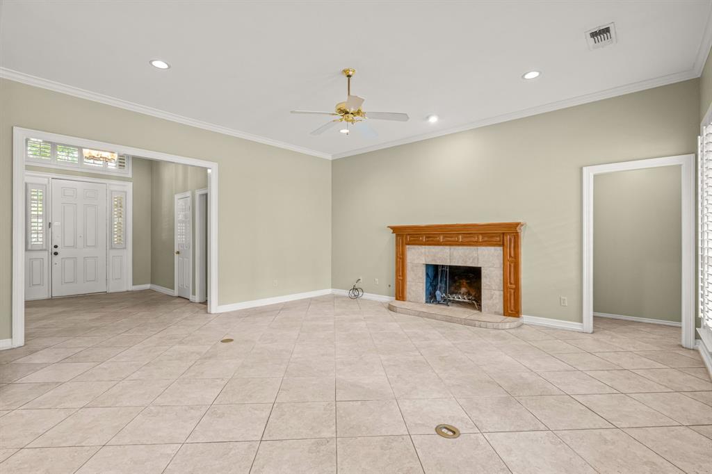 308 Southridge Lakes Parkway Property Photo 8