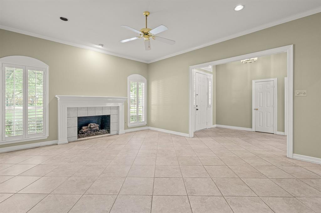 308 Southridge Lakes Parkway Property Photo 9