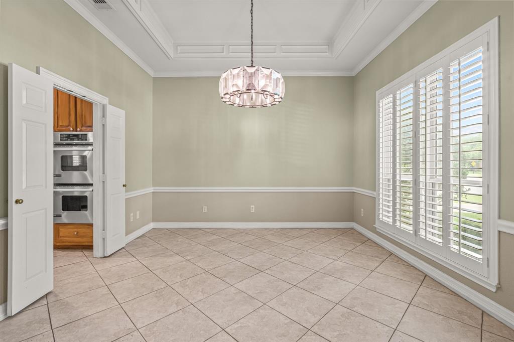 308 Southridge Lakes Parkway Property Photo 10