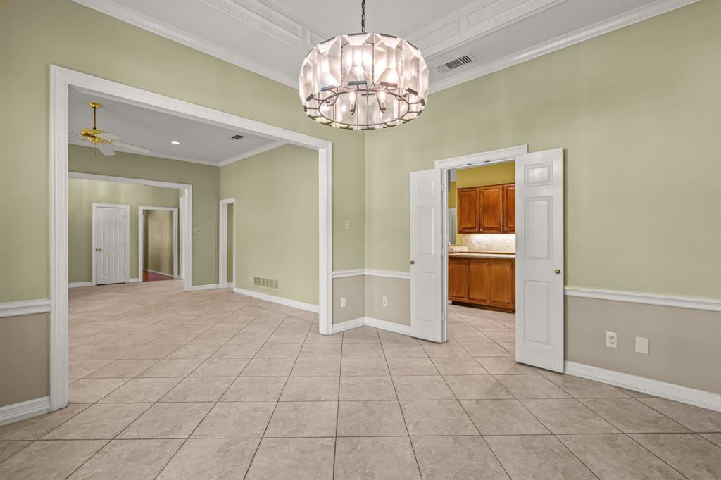 308 Southridge Lakes Parkway Property Photo 11