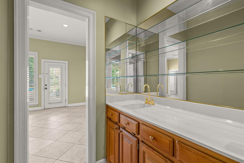 308 Southridge Lakes Parkway Property Photo 14