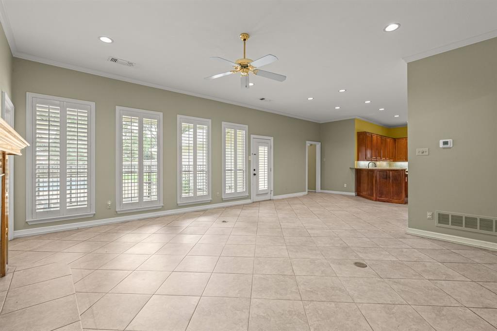 308 Southridge Lakes Parkway Property Photo 15