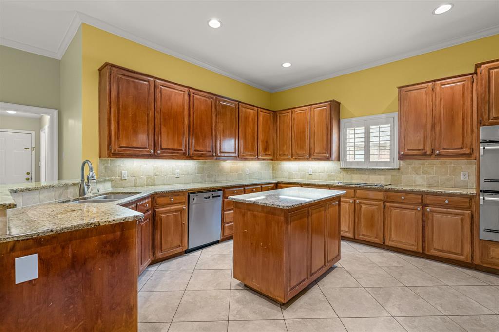308 Southridge Lakes Parkway Property Photo 17