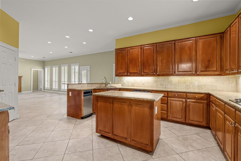 308 Southridge Lakes Parkway Property Photo 18