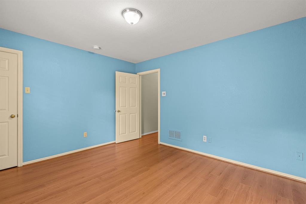 308 Southridge Lakes Parkway Property Photo 32