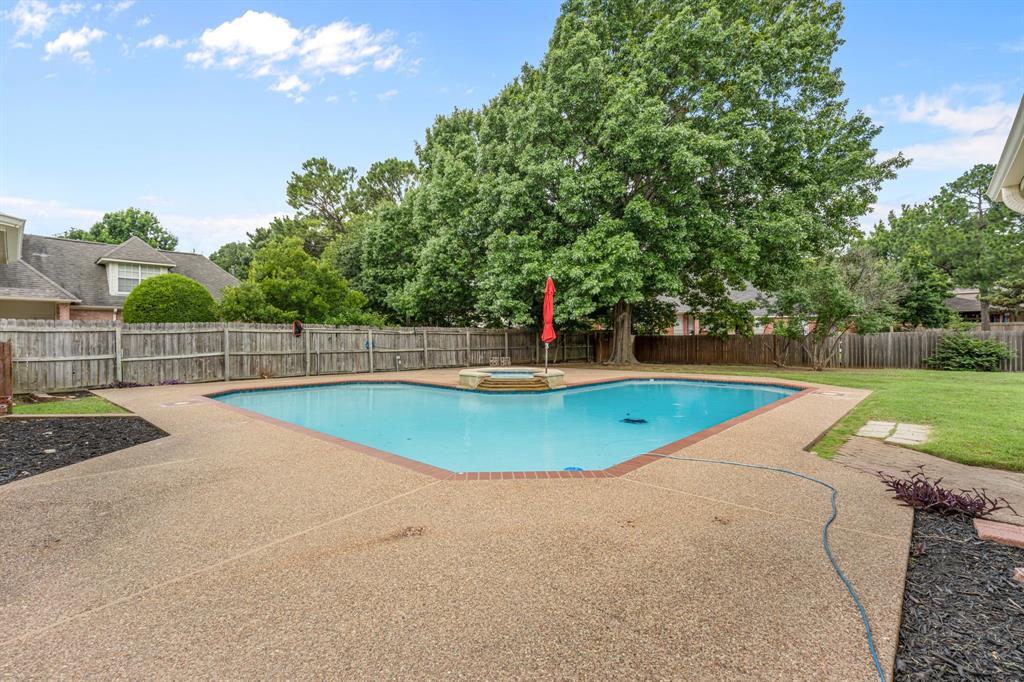 308 Southridge Lakes Parkway Property Photo 37