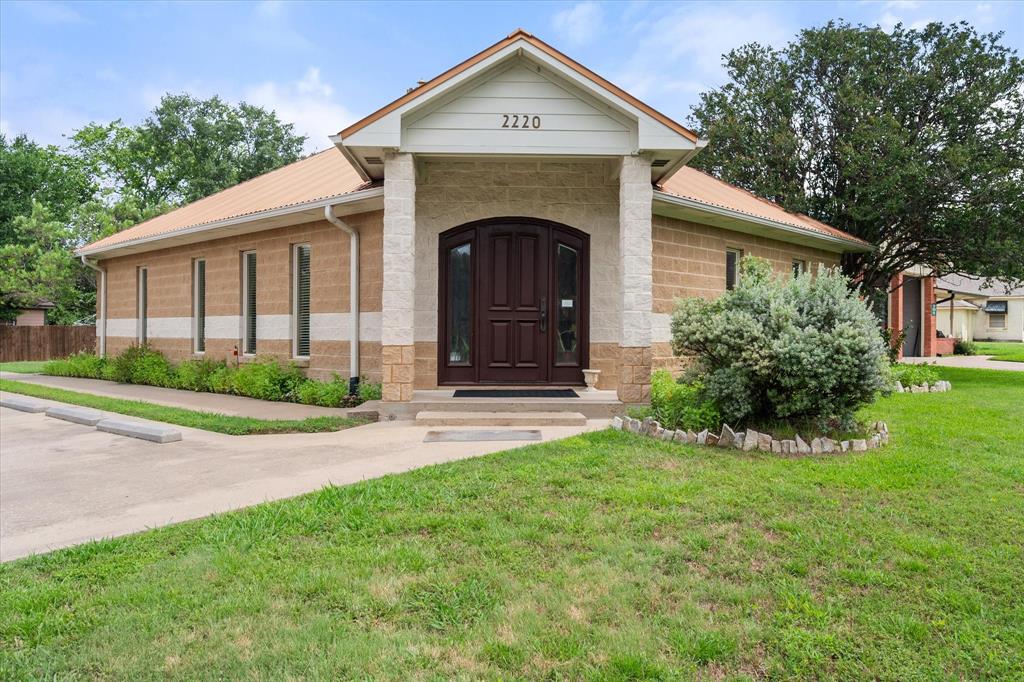 2220 W 2nd Avenue Property Photo 1