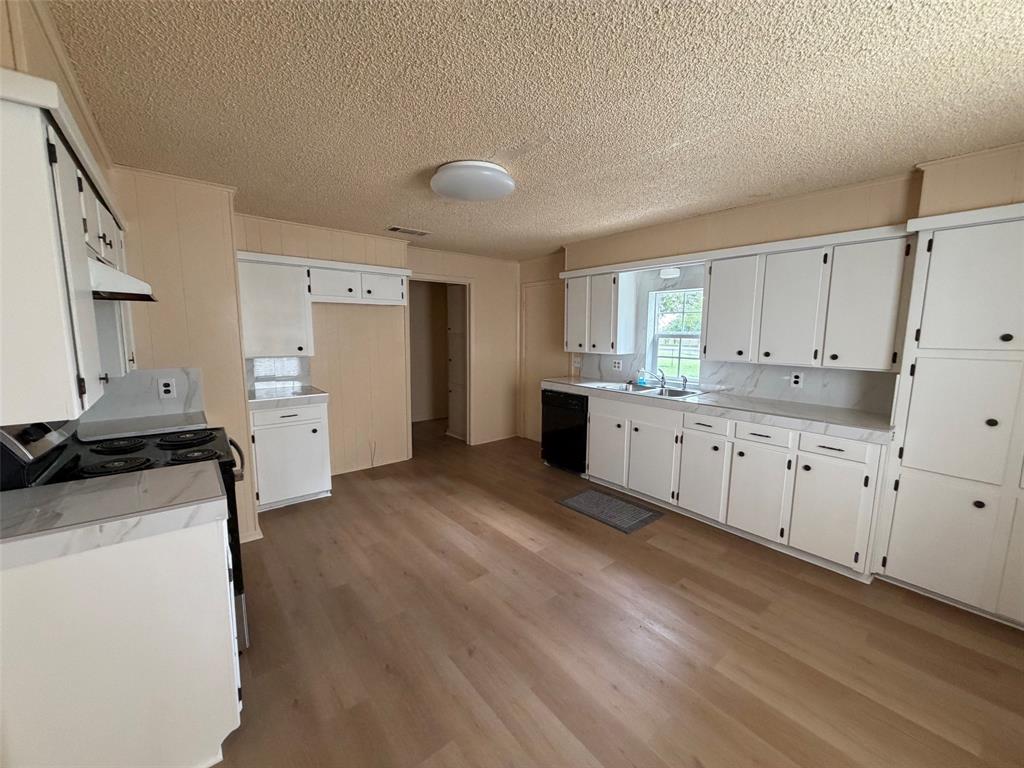 1114 Thorpe Springs Road Property Photo 5