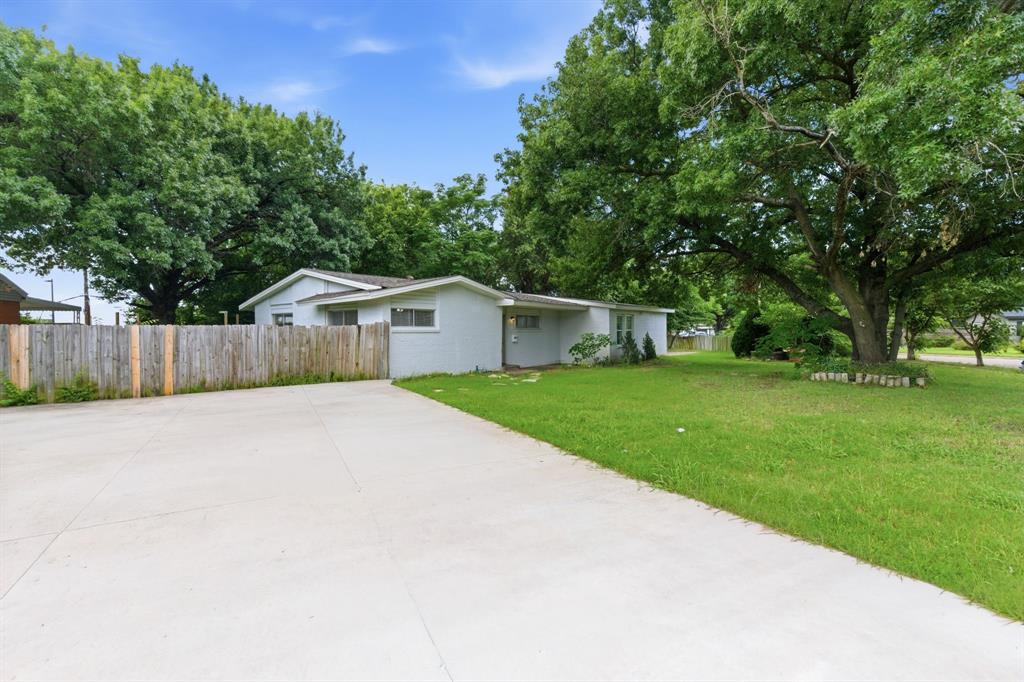 2204 Dunloe Avenue Property Photo 1